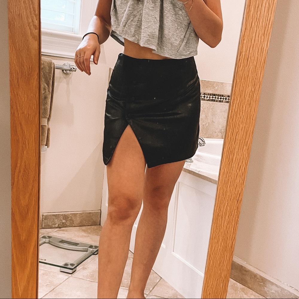 Satin V slit skirt